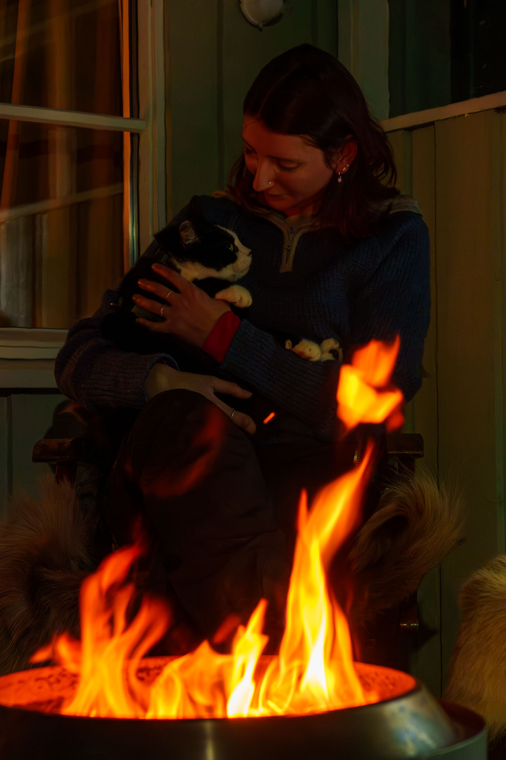 Rolig øyeblikk mellom menneske og katt, som symboliserer dyretolkning og kontakt fra sjel til sjel